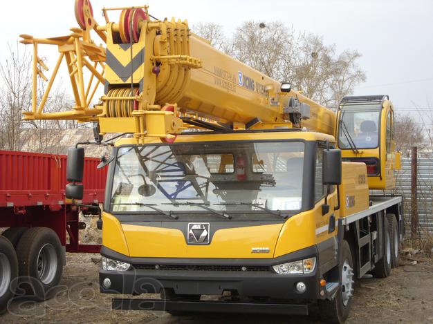 Новый автокран XCMG QY25K5s на стоянке предприятия