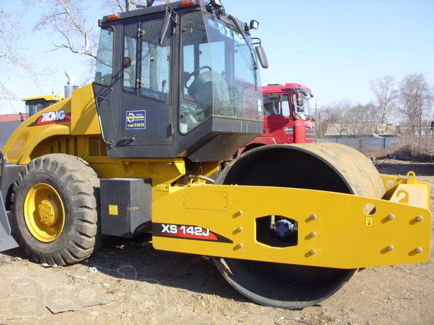 Новый каток XCMG XS142J, на стоянке.