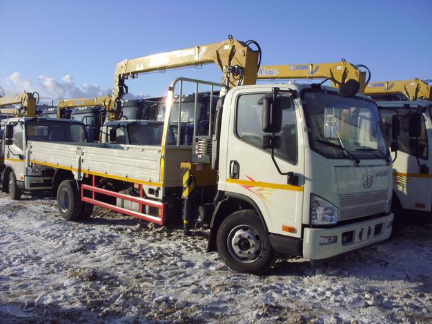 TigerV- бортовой грузовик FAW 4*2 мод CA1066P40K2E5A84 с КМУ XCMG 3.2т