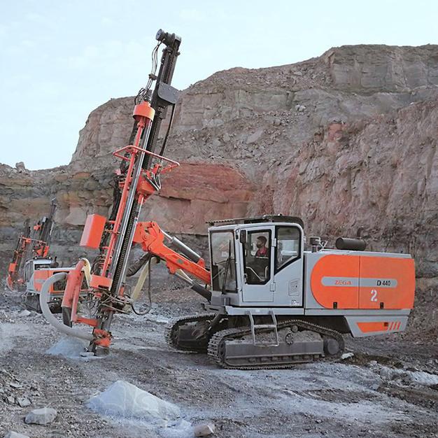 Самоходная буровая установка для буро-взрывных работ Zega D440